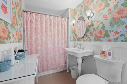 Centerville, Long Dell Inn Cape Cod vacation rental - Full bathroom with shower and tub combo