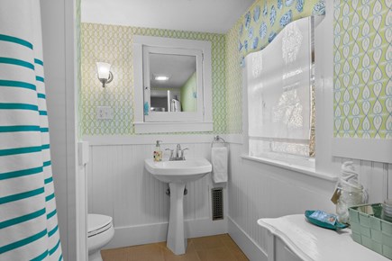Centerville, Long Dell Inn Cape Cod vacation rental - Second floor full bathroom with shower/tub