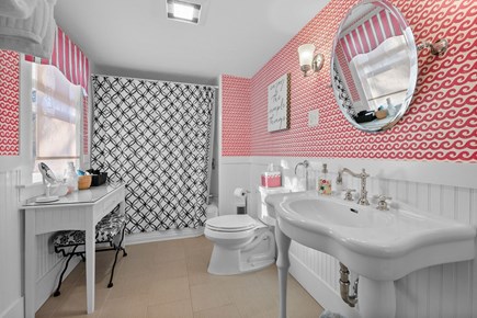 Centerville, Long Dell Inn Cape Cod vacation rental - Full bathroom with Shower & Tub combo<br/>