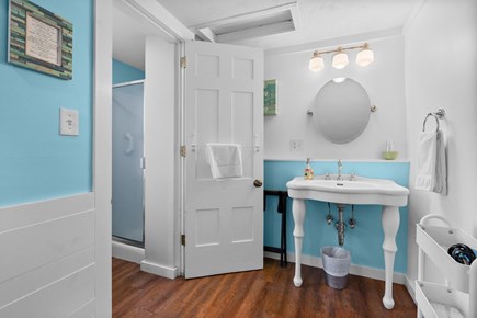 Centerville, Long Dell Inn Cape Cod vacation rental - Full bathroom with shower and tub combo