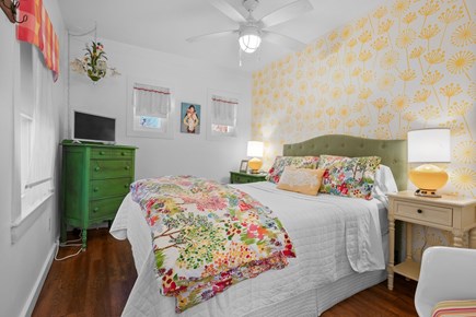 Centerville, Long Dell Inn Cape Cod vacation rental - Guest house queen bedroom