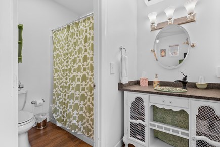 Centerville, Long Dell Inn Cape Cod vacation rental - Guest house full bathroom with shower