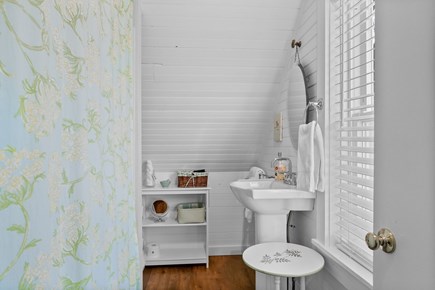 Centerville, Long Dell Inn Cape Cod vacation rental - Guest house full bathroom with shower