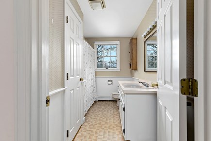 Centerville, Firefly Landing Cape Cod vacation rental - Full bath with long vanity and tub/shower for cleanup.