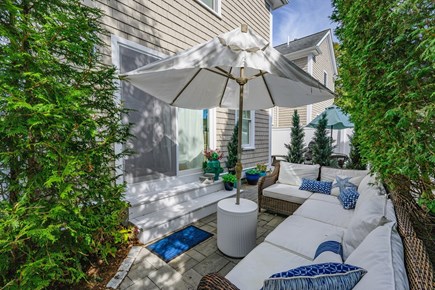 Harwich Port Cape Cod vacation rental - Seating and dining area