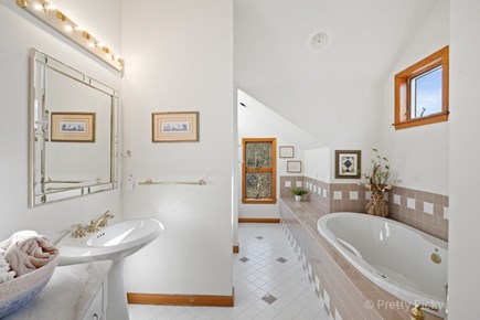 Brewster Cape Cod vacation rental - Second level full bath serves as a virtual private full bath for the ling master next door.