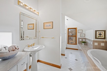 Brewster Cape Cod vacation rental - It's a big, beautiful bath.