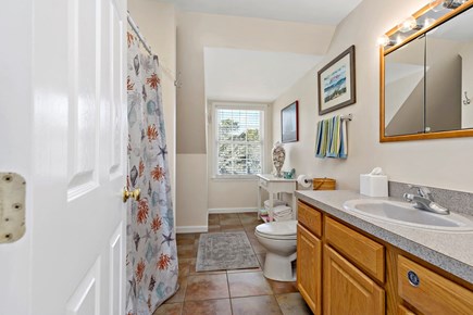 Chatham, Tres Gallos Cape Cod vacation rental - Second floor bathroom with tub shower combo