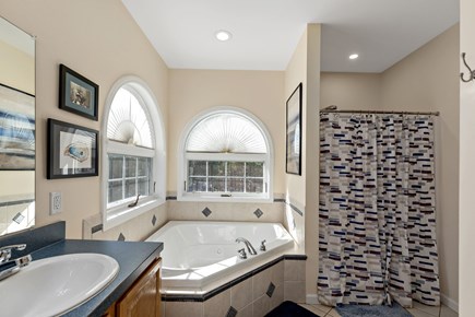 Chatham, Tres Gallos Cape Cod vacation rental - Ensuite bath, tub and shower
