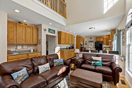 Chatham, Tres Gallos Cape Cod vacation rental - Leather seating in great room