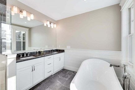 Harwich Port Cape Cod vacation rental - En-suite full bath main level