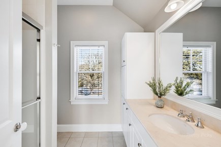 Harwich Port Cape Cod vacation rental - Full bath en second floor