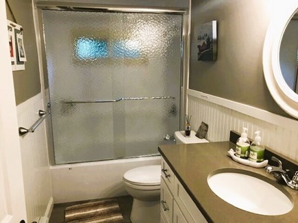 Wellfleet, Lt. Island Cape Cod vacation rental - Full Bathroom w Tub & Shower