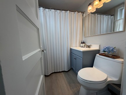 Centerville, West Hyannisport Cape Cod vacation rental - Full bath with shower/tub