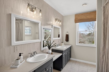 Sagamore Beach, Sagamore Sanctuary Cape Cod vacation rental - Full bath upstairs