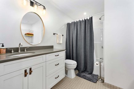 Sandwich Cape Cod vacation rental - Full bath - First floor with tub