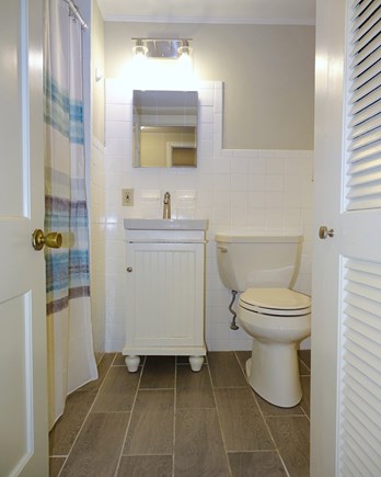 Barnstable Cape Cod vacation rental - Full bathroom with tub