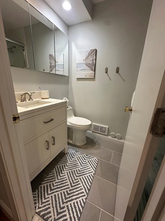Brewster, Ocean Edge Cape Cod vacation rental - Main bathroom adjacent to queen bedroom