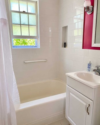 Truro Cape Cod vacation rental - Bathroom - Tub & Shower - 1st Floor