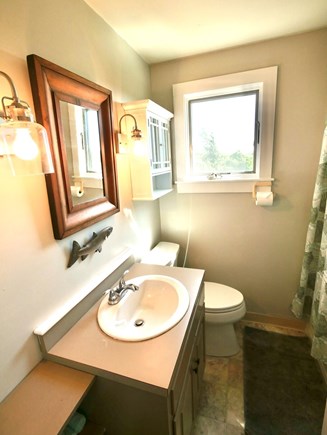 Ryder Beach Bayside, Truro Cape Cod vacation rental - Entry-level full bathroom