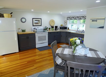 East Orleans, Barley Neck Rd o Cape Cod vacation rental - Spacious kitchen area with dining table