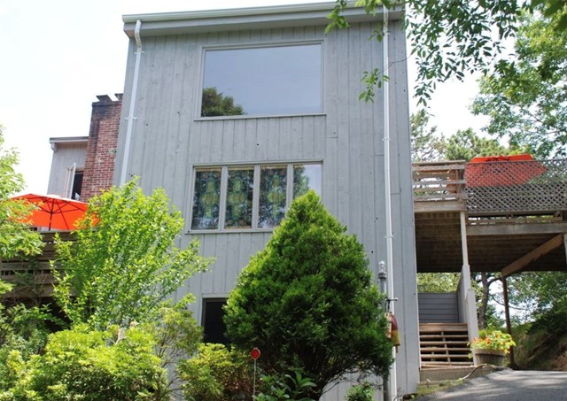 Hilltop Modern, Private Woods - Walk to Town
