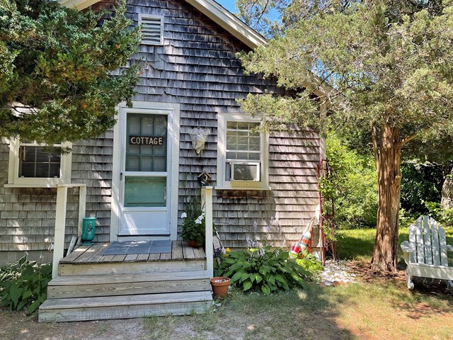 Quaint Cottage with Large Pool and Tennis in Dennis Village
