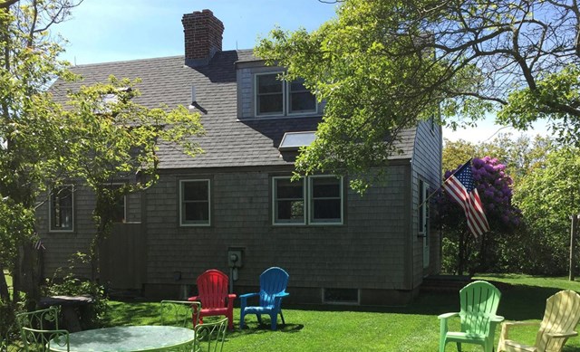 ''Go Local'' in our Clean, Quiet & ''Oh, So Cute'' Cottage