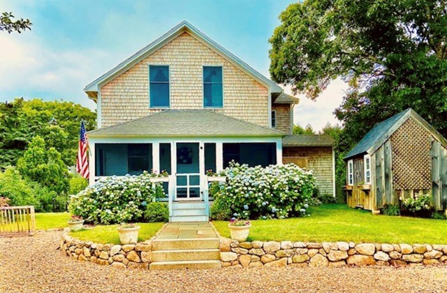 5-bedroom Home Perfect for Families in Edgartown. Enjoy Christmas in Edgartown
