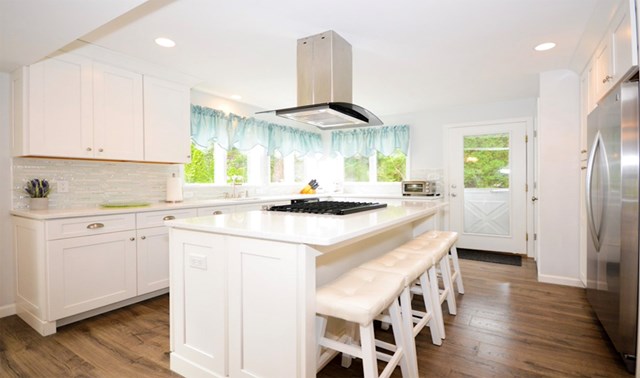 5-bedroom in Popponesset. Check out the Mashpee Christmas Parade 