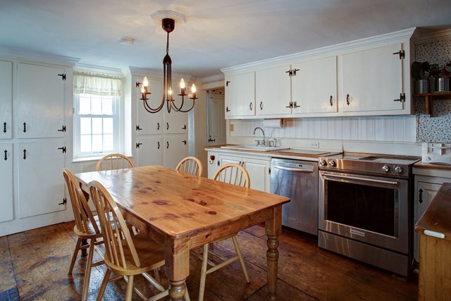 8 Bedroom Home within a Mile of Mayflower 