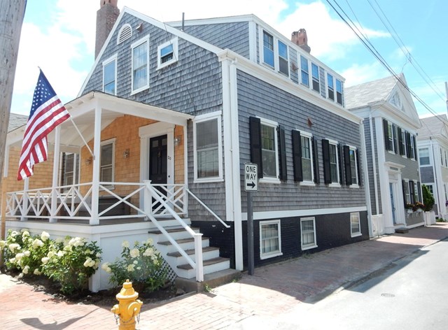 Newly Renovated 6 Bedroom 1830's Antique 200 steps from Town
