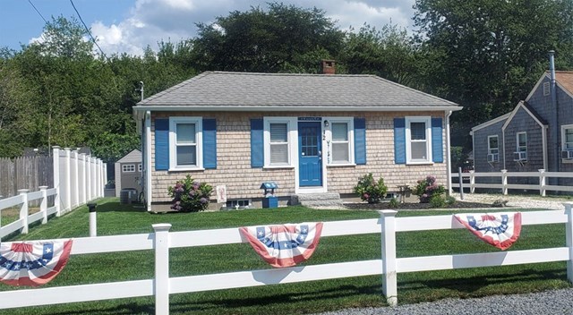 Cozy 2 BR cottage just minutes to beaches on a quiet road