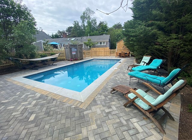 Designer's cottage AC, Heated pool, short walk 3 beaches
