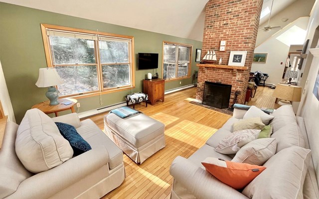 Spacious, bright house with screened porch — walk to town