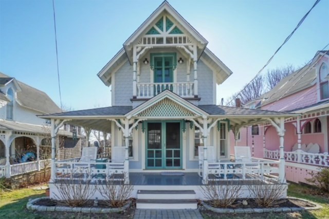 Fully Renovated Victorian Steps To Inkwell Beach