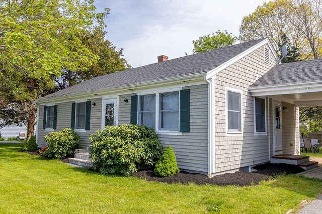Water Access + Newly Renovated - Seatucket Cottage
