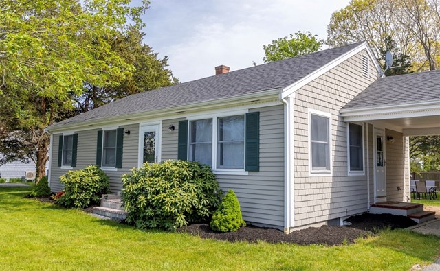 Water Access + Newly Renovated - Seatucket Cottage