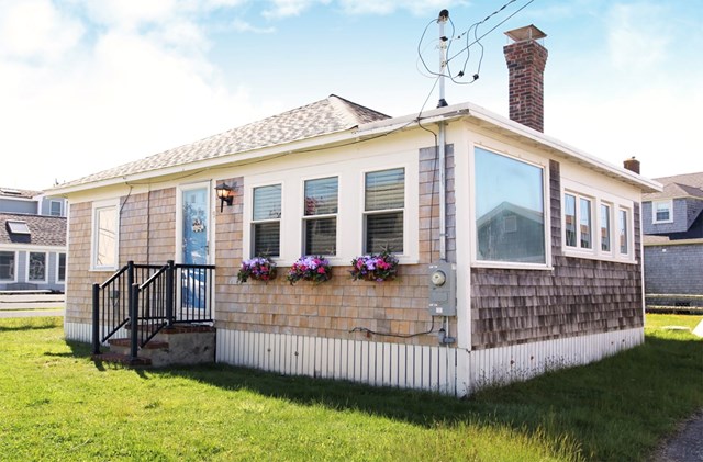 Charming Coastal Cottage 3 minute walk to Beach
