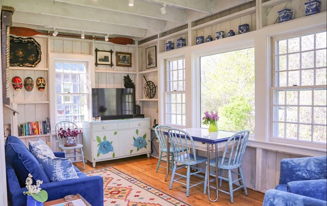 Guest house, Art Shack & Sleeping Cottage!