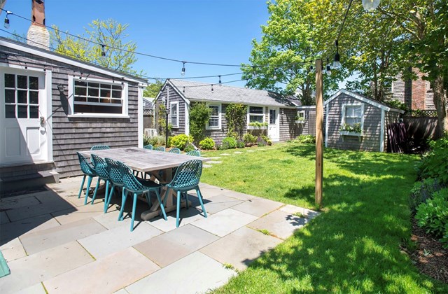 6 BR Nantucket, Main House and Cottage, 10 min to Town!
