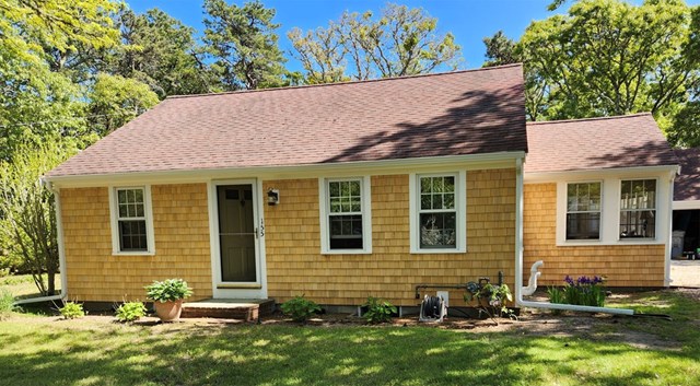 Pet-friendly Cottage, Walk to Private Association Beach
