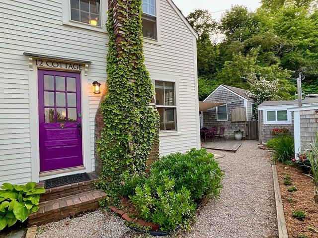 Artist's Cottage, Exceptional West End Locale! WITH PARKING!