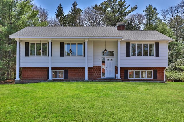 Newly Renovated Home w/Private Backyard. Beach pass included
