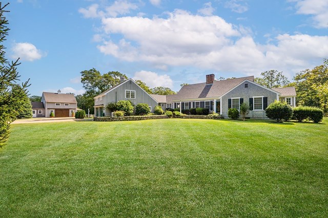 Spacious Retreat with Access to Private Beach by Boat
