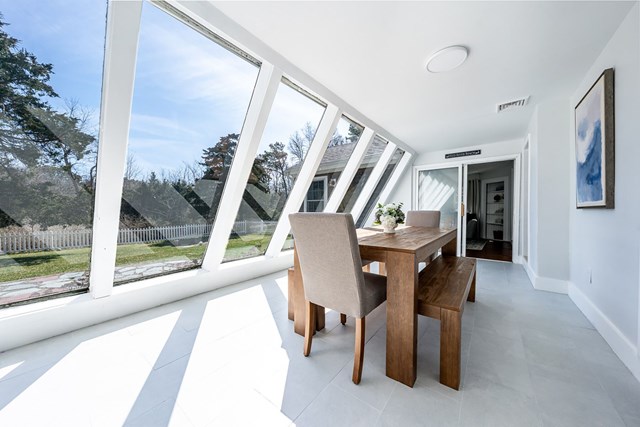 Spacious 6 Bedroom Coastal Getaway – 4 Mins to Ocean!
