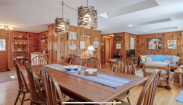 Bayberry Cottage on Quiet Dead-End, Steps to Beach