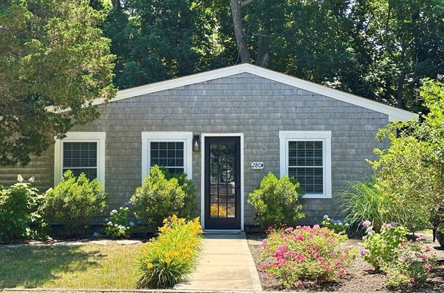 Romantic Cottage - Modern, Close to Beaches, Lakes, & Trails