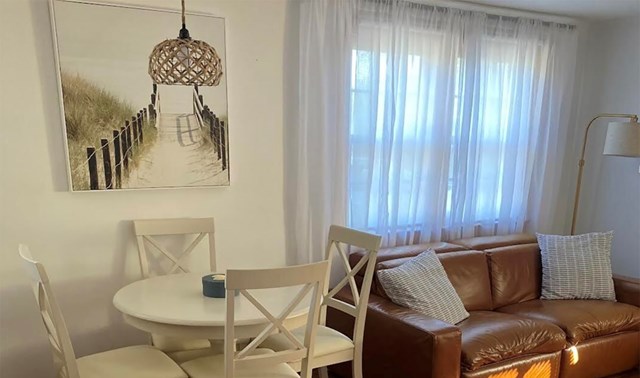 Cozy Mid-Island Cottage; Ideal Location with Large Backyard