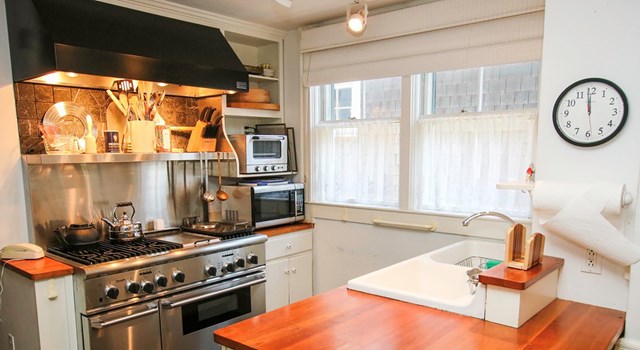 Charming Oak Bluffs cottage just a short walk to ferry and beaches